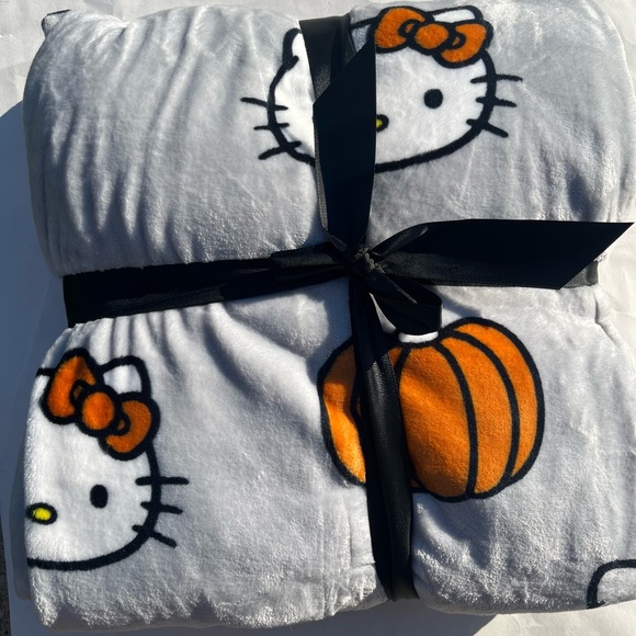 Hello Kitty Halloween Blanket | Fall Pumpkin Plush Blanket Twin 60x90 NWT 🎃👻🧡 - Picture 5 of 5